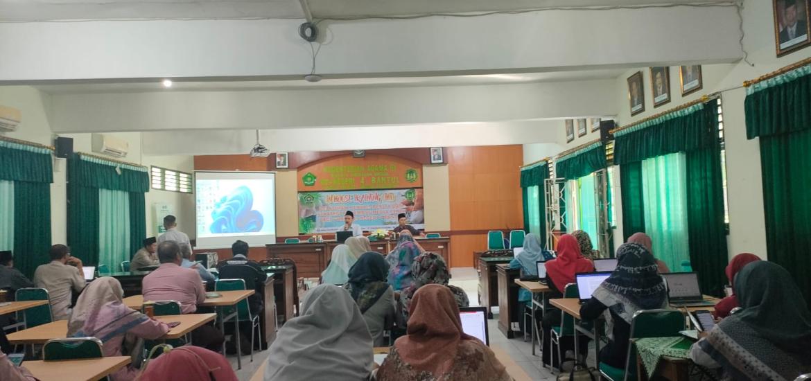 Kepala MTsN 4 Bantul Membuka Acara Pelatihan In House Training ...